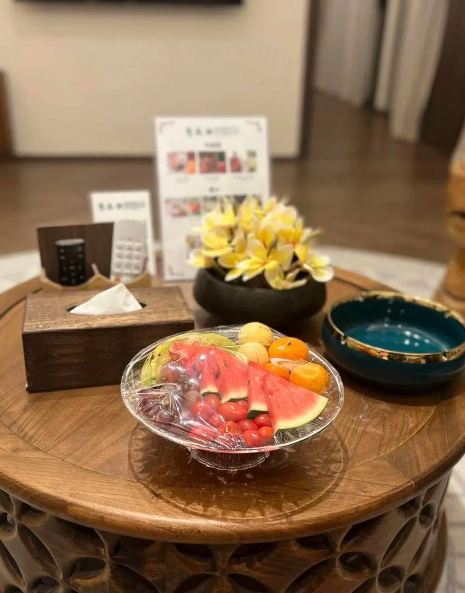 客房水果与休息区